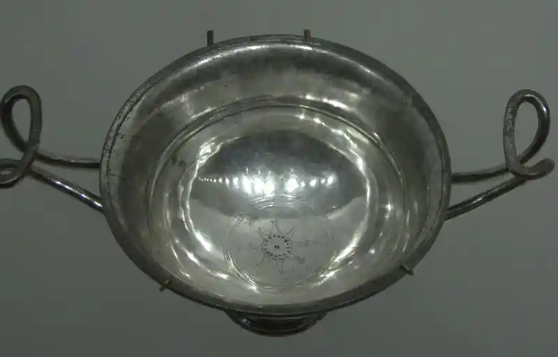 Eight-pointed cross design in the center of a drinking cup
